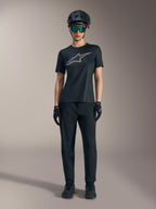 Stella A-Dura Ride Damen-Kurzarmtrikot in Schwarz mit silbernem Logo, kombiniert mit MTB-Hose und Helm.