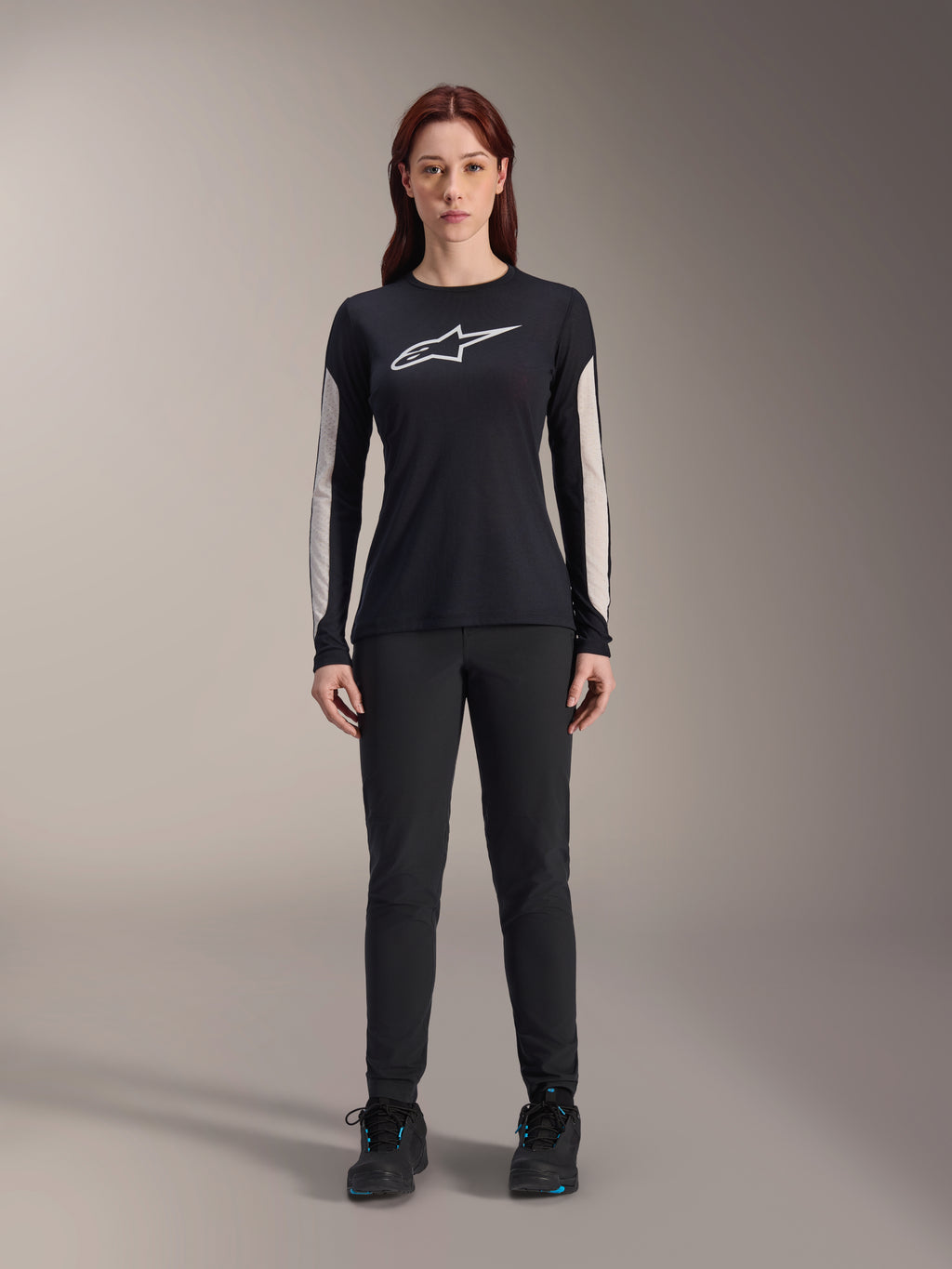 Alpinestars Stella A-Dura Hose für Damen, schwarze MTB-Hose, mit spezieller Damenpassform und optimiertem Design, kombiniert mit einem schwarzen langärmligen Trikot und schwarzen Radschuhen, strapazierfähige Ausrüstung für Offroad-Mountainbiking