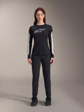Alpinestars Stella A-Dura Hose für Damen, schwarze MTB-Hose, mit spezieller Damenpassform und optimiertem Design, kombiniert mit einem schwarzen langärmligen Trikot und schwarzen Radschuhen, strapazierfähige Ausrüstung für Offroad-Mountainbiking