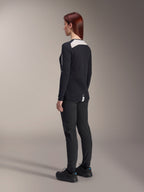 Alpinestars Damen Stella A-Dura Hose und Stella A-Dura Elite Trikot, Schwarz, Rückansicht mit weißen Mesh-Schultereinsätzen am langärmeligen Trikot, schmal geschnittene technische Hose, koordinierte Performance-Mountainbike-Ausrüstung.