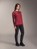 Alpinestars Stella A-Dura Dri Astar Langarmtrikot für Damen, Burgundrot mit schwarzem Brustlogo und schwarzen Mesh-Einsätzen an den Ärmeln, kombiniert mit schwarzer technischer Hose und schwarzen Radschuhen, Hochleistungs-Mountainbike-Bekleidung für Damen