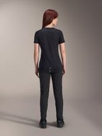Alpinestars Damen Stella A-Dura Dri Switch Kurzarmtrikot, Schwarz, Rückansicht an einem Model, mit längerem abfallendem Saum und technischen Mesh-Einsätzen, kombiniert mit schwarzer Hose, Performance-MTB-Fahrradausrüstung