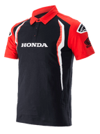 Alpinestars Honda Polo, Kurzarm-Poloshirt, Schwarz und Rot, mit Drei-Knopf-Leiste, weißem Honda-Logo auf der Brust, Honda-Wing-Logo auf dem Ärmel und vertikalen weiß-roten Seitenakzenten.