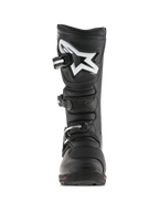 Alpinestars Tech-T Stiefel, Trials-Motorradstiefel, Schwarz und Rot, Vorderansicht mit ergonomischem Schienbeinschutz und weißem Astar-Logo, Drei-Schnallen-Verschlusssystem und strapazierfähiger Lederkonstruktion mit rotem Akzent an der Sohle.