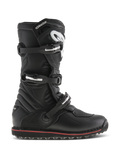 Alpinestars Tech-T Stiefel, Trial- und Offroad-Motorradstiefel, Schwarz mit rotem Akzent, Seitenprofilansicht mit drei verstellbaren Schnallen, weißes Logo auf ergonomischer Schienbeinplatte, strukturierte Ledereinsätze und robuste, griffige Sohle für Kontrolle auf dem Bike