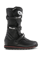 Alpinestars Tech-T Stiefel, Trial- und Offroad-Motorradstiefel, Schwarz mit rotem Akzent, Seitenprofilansicht mit drei verstellbaren Schnallen, weißes Logo auf ergonomischer Schienbeinplatte, strukturierte Ledereinsätze und robuste, griffige Sohle für Kontrolle auf dem Bike
