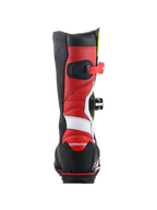 Alpinestars Tech-T Stiefel, Trial-Motorradstiefel, Weiß, Rot, Gelb Fluo und Schwarz, Rückansicht mit roter Lederkonstruktion und weißen Akzenten, schwarzer Fersenschutz mit rotem Logo und einer robusten schwarzen Sohle für Traktion im Gelände.