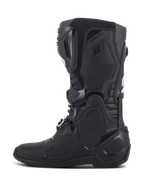 Alpinestars Tech 10 Stiefel, schwarze Motocross-Stiefel, Seitenansicht, mit fortschrittlicher TPU-Schalenkonstruktion, stromlinienförmigem Design mit Schnallenverschlüssen und texturierten Schutzpaneelen für professionelle Offroad-Rennperformance