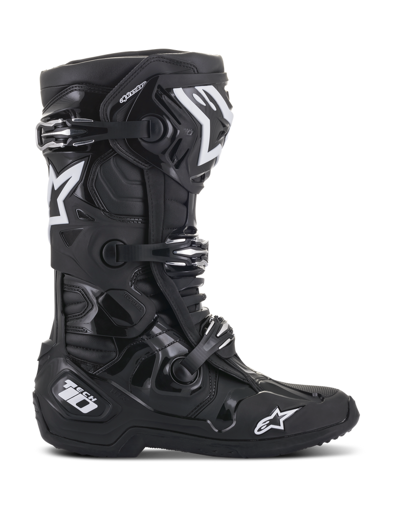 Alpinestars Tech 10 Stiefel, Motocross-Stiefel, Schwarz, Seitenansicht mit weißen Alpinestars Stern-Logos und Tech 10 Branding, Dreifach-Schnallen-Verschlusssystem, robuste TPU-Schale und Mikrofaser-Konstruktion für professionellen Offroad-Rennsport