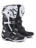 Alpinestars Tech 10 Motocross-Stiefel, Schwarz und Weiß, leistungsstarkes Schutzdesign mit weißen Schienbeinplatten, schwarzen Stern-Logos, verstellbaren Schnallen und DHCP-Fersenschutz, robuste strukturierte Sohlen für Offroad-Rennsport