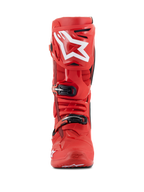 Alpinestars Tech 10 Stiefel, Motocross-Stiefel, Rot, Vorderansicht mit großem weißem Alpinestars-Logo auf der Schienbeinplatte, schwarze Schnallenverschlüsse, strapazierfähige TPU-Schale für Offroad-Rennsport-Performance
