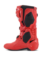Alpinestars Tech 10 Stiefel, Motocross-Stiefel, Strahlendes Rot, Seitenprofil mit schwarzen Schutzpaneelen und weißen Akzenten, professionelles Offroad-Rennsport-Schuhwerk mit TPU-Schale und Schnallensystem