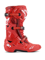 Alpinestars Tech 10 Stiefel, Motocross-Rennstiefel, Rot mit weißen und schwarzen Akzenten, Seitenansicht mit Dreifach-Schnallen-Verschlusssystem, verstärkte TPU-Schale, weiße Stern-Logos und DHCP-Technologie-Branding