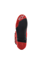 Alpinestars Tech 10 Stiefel, Rot, Sohlenansicht, mit schwarzem, austauschbarem zentralem Einsatz mit Mikro-Grip-Struktur, weißem Alpinestars-Logo im Zehenbereich, strapazierfähige Gummikonstruktion für Motocross-Rennen