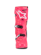 Alpinestars Tech 10 Stiefel, Motocross-Stiefel, Diva Pink und Weiß, Frontansicht, mit weißem Stern-Logo auf der Schienbeinplatte, strapazierfähige TPU-Schale mit schwarz-weißen Schnallen, professionelles Offroad-Rennschuhwerk