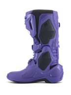 Alpinestars Tech 10 Stiefel, Motocross-Stiefel, Ultraviolet Black, Seitenansicht, leuchtend lila TPU-Schale mit schwarzen und weißen Akzenten, fortschrittliches Schnallenverschlusssystem und verstärkte Schutzpaneele für Offroad-Performance.