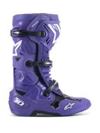 Alpinestars Tech 10 Stiefel, Motocross-Offroad-Stiefel, Ultraviolet-Lila mit schwarzen und weißen Akzenten, Dreifach-Schnallen-Verschluss, weiße Stern-Logos, Tech 10 Branding an der Ferse, robuste Sohle, leistungsstarkes Schutzschuhwerk