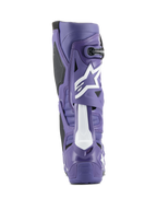 Alpinestars Tech 10 Motocross-Stiefel, Ultraviolett und Schwarz, Rückansicht zeigt hochdichte TPU-Schale, weißes Astars-Logo an der Wade und verstärkte Ferse für den Offroad-Rennsport