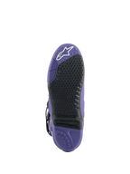 Alpinestars Tech 10 Stiefel, Motocross-Stiefel, Ultraviolett Schwarz, Sohlenansicht mit austauschbarem schwarzem Grip-Einsatz, lila Außensohle mit strukturierten Mustern und weißem Stern-Logo an der Zehenpartie