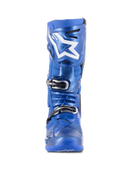 Alpinestars Tech 10 Motocross-Stiefel, Blau und Schwarz, Vorderansicht, mit weißem Astars-Logo auf der Schienbeinplatte, schwarz-silbernes Dreifach-Schnallen-Verschlusssystem, strapazierfähige TPU-Schalenkonstruktion für Offroad-Performance