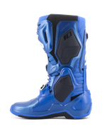 Alpinestars Tech 10 Stiefel, Motocross-Stiefel, Metallic-Blau und Schwarz, Seitenprofilansicht mit schwarzen Schutzpaneelen und metallic-blauem Finish, fortschrittliches technisches Design für den professionellen Motocross-Rennsport