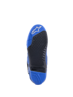 Alpinestars Tech 10 Stiefel, Blau und Schwarz, Detailansicht der Sohle mit texturierter schwarzer Grifffläche und austauschbarem Mitteleinsatz, blauer Zehenbereich mit weißem Logo und blauer Ferse, leistungsstarkes Motocross-Stiefel-Design