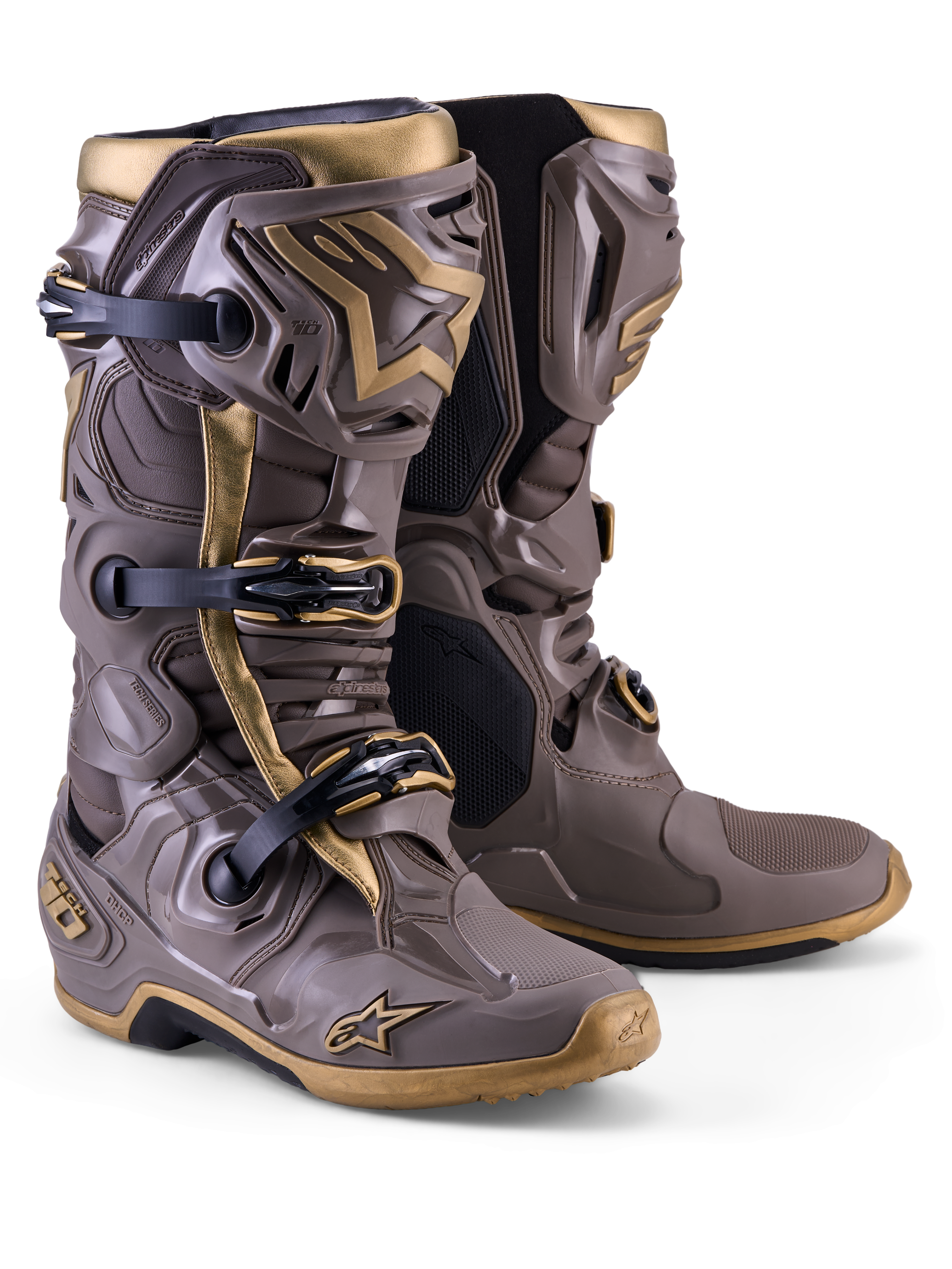 Alpinestars Tech 10 Air Gold Motocross-Stiefel in Earth Brown und Gold mit leichter TPU-Schale und Drei-Schnallen-Verschluss.