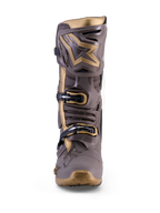 Alpinestars Tech 10 Air Gold Motocross-Stiefel in Earth Brown Gold mit TPU-Rüstung und metallisch-goldenen Akzenten.