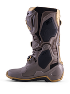 Alpinestars Tech 10 Air Gold Stiefel in Earth Brown Gold mit schützender TPU-Schale und goldenen Metallic-Akzenten.