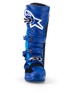 Alpinestars Yamaha Tech 7 Stiefel, Motocross-Stiefel, Blau und Weiß, Vorderansicht, mit weißem Astar-Logo, silbernem Schnallensystem und robuster TPU-Schutzschale für Dirt-Bike-Rennen
