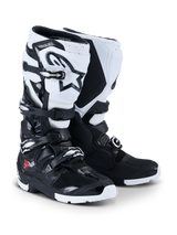 Alpinestars 2026 Tech 7 Enduro-Stiefel, Motocross- und Enduro-Stiefel, Schwarz und Weiß, mit einem Vierfach-Schnallenverschlusssystem, markantem weißem Astar-Logo auf dem Schienbein, TPU-Schutzpaneelen und spezieller Enduro-Sohle für Offroad-Grip.