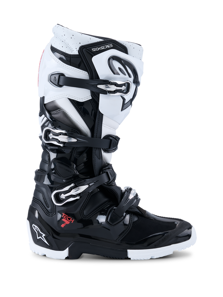 Alpinestars 2026 Tech 7 Enduro Stiefel, Offroad-Motorradstiefel, Schwarz und Weiß, mit vier Metallschnallen, hochschlagfesten TPU-Schutzpaneelen, robuster Dual-Compound-Sohle und auffälligem Alpinestars-Branding an Ferse und Schienbein