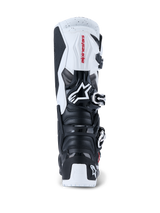 Alpinestars 2026 Tech 7 Enduro Stiefel, Motocross- und Enduro-Stiefel, Schwarz und Weiß, Rückansicht mit TPU-Schutzplatten an Ferse und Wade, rotes Alpinestars-Branding auf weißem oberen Panel und silbernes Schnallenverschlusssystem, entwickelt für High-Performance-Offroad-Fahrten.