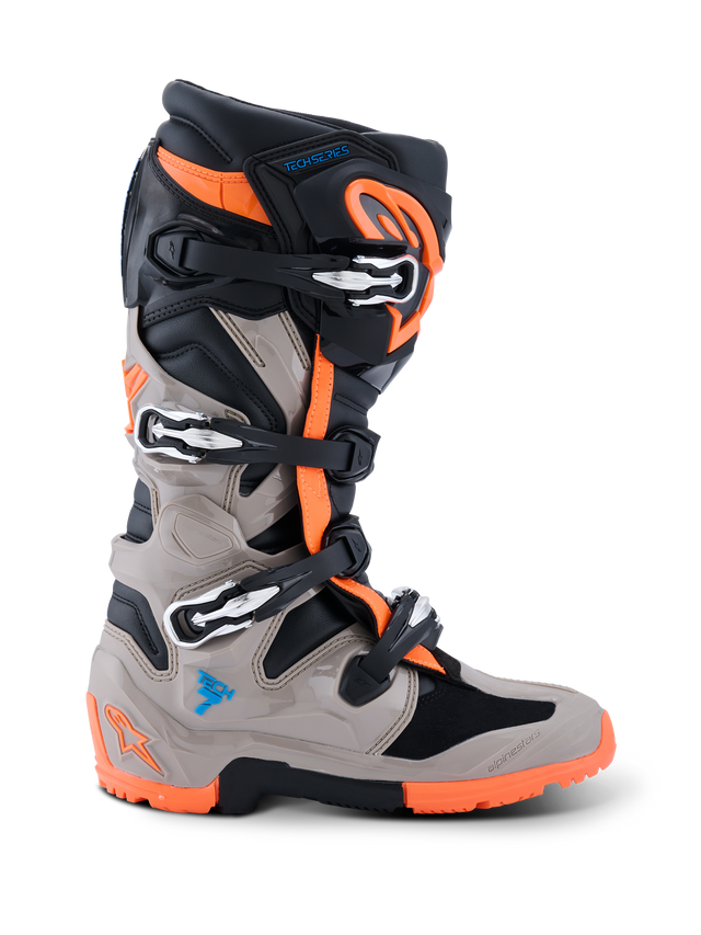 Alpinestars 2026 Tech 7 Enduro Stiefel, Motocross- und Enduro-Stiefel, Schwarz, Warm-Grau und Orange Fluo, Seitenprofil-Ansicht, mit einem Vier-Schnallen-Verschlusssystem, TPU-Schutzpaneelen und einer speziellen Dual-Compound-Sohle in Orange für Offroad-Performance