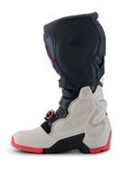 Alpinestars 2026 Tech 7 Enduro Stiefel, Offroad-Motorradstiefel, Schwarz, Hellgrau und leuchtendes Rot, Profilansicht mit TPU-Schutzpaneelen, selbstausrichtendem Schnallensystem und robuster roter Dual-Compound-Sohle für Enduro-Fahrten