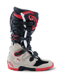 Alpinestars 2026 Tech 7 Enduro Stiefel, Offroad-Motorradstiefel in Schwarz, Hellgrau und Hellrot, Seitenprofil-Ansicht mit Schnallenverschluss-System und umfassendem TPU-Aufprallschutz.