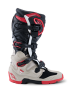 Alpinestars 2026 Tech 7 Enduro Stiefel, Offroad-Motorradstiefel in Schwarz, Hellgrau und Hellrot, Seitenprofil-Ansicht mit Schnallenverschluss-System und umfassendem TPU-Aufprallschutz.