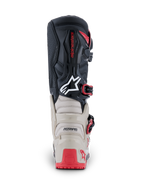 Alpinestars 2026 Tech 7 Enduro Stiefel, Rückansicht, Schwarz, Hellgrau und Hellrot, mit verstärktem TPU-Schutz an Ferse und Wade, weißem Astars-Logo und roten Schnallenakzenten, strapazierfähige Konstruktion für Offroad-Rennsport