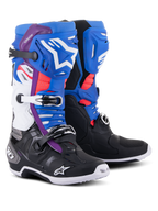 Alpinestars Tech 10 Supervented Stiefel, Motocross-Stiefel, Schwarz, Emaille-Blau, Lila und Weiß, mit belüfteten Schienbeinplatten, weißem Alpinestars-Branding, roten Mesh-Akzenten und sicheren Schnallenverschlüssen für Offroad-Performance.