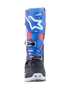 Alpinestars Tech 10 Supervented Stiefel, Motocross-Stiefel, Schwarz Enamel-Blau Lila Weiß, Vorderansicht mit blauer Schienbeinplatte und weißem Stern-Logo, verchromte Schnallen und belüftete Konstruktion für den Offroad-Rennsport.