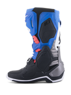 Alpinestars Tech 10 Supervented Stiefel, Motocross-Stiefel, Schwarz, Enamel-Blau, Lila und Weiß, Seitenansicht mit blauen und schwarzen Paneelen sowie silbernen Akzenten, korallenrote Innenpolsterung durch Belüftungsöffnungen sichtbar, fortschrittliches Offroad-Renndesign