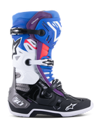 Alpinestars Tech 10 Supervented Stiefel, Motocross-Rennstiefel, Blau, Lila, Weiß, Schwarz und Rot, Seitenansicht mit einem Dreifach-Schnallen-Verschlusssystem, Belüftungszonen und Alpinestars Stern-Logo.