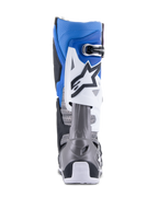 Alpinestars Tech 10 Supervented Stiefel, Motocross-Stiefel, Schwarz, Enamel-Blau, Lila und Weiß, Rückansicht mit perforierter Mikrofaser zur Belüftung, blau-weißer Oberbereich mit grauem Fersenschutz, Hochleistungs-Offroad-Rennausrüstung.