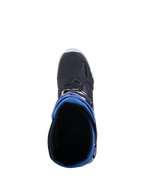 Alpinestars Tech 10 Supervented Stiefel, Draufsicht mit Blick in die Stiefelöffnung, Farbkombination Schwarz, Enamel Blau, Lila und Weiß, zeigt das 3D-Mesh-Futter und die blaue Gamasche, Hochleistungs-Motocross-Schuhwerk