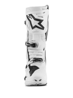 Alpinestars Tech 10 Supervented Stiefel, Motocross-Stiefel, Weiß mit schwarzen Akzenten, Frontansicht mit großem schwarzem Astar-Logo auf der Schienbeinplatte, Schnallenverschlusssystem und perforierten Bereichen zur Belüftung.