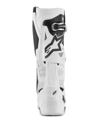 Alpinestars Tech 10 Supervented Stiefel, weiße Motocross-Stiefel, Rückansicht mit perforierter Mikrofaser für Luftzirkulation, weißem TPU-Rückblattsystem, schwarzem Stern-Logo und sicherem Schnallenverschluss, Hochleistungs-Offroad-Fußbekleidung