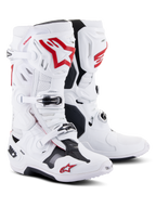 Alpinestars Tech 10 Supervented Stiefel, Motocross-Stiefel, Weiß und Hellrot, mit perforierter Mikrofaser für Luftzirkulation, markanten roten Astars-Logos, schwarzen Schnallenverschlüssen und einem verstärkten TPU-Chassis für Offroad-Performance.