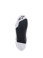 Alpinestars Tech 10 Supervented Stiefel, Sohlenansicht in Weiß und Schwarz, mit erweitertem Waben-Grip-Design, schwarzem austauschbarem Mitteleinsatz, weißem Zehenbereich mit Alpinestars Stern-Logo, optimiert für Motocross-Fußrastenkontrolle