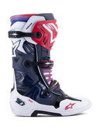 Alpinestars Tech 10 Supervented Stiefel, Motocross-Rennstiefel, Night Navy White Rainbow Design, Seitenansicht, dunkelblaue und weiße Schale mit roten Akzenten, schwarze Schnallen, lila-roter Farbverlauf am oberen Rand, hochleistungsfähige belüftete Konstruktion für Offroad-Rennsport