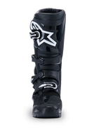 Alpinestars 2026 Tech 7 Enduro Drystar® Stiefel, Schwarze Motocross-Stiefel, Vorderansicht, mit einem strapazierfähigen Vier-Schnallen-Verschlusssystem und markantem weißem Stern-Logo auf dem Schienbein, entwickelt für Offroad- und Enduro-Performance